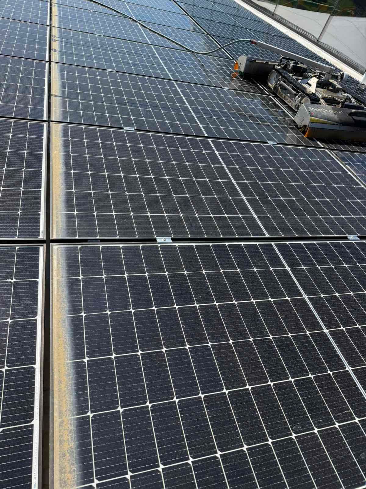 Naslage nečistoće uz donje rubove solarnih panela na krovnoj elektrani
