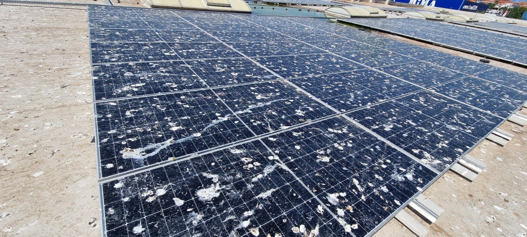 Čišćenje solarnih panela na trgovačkom centru u Zadru – prije i poslije pranja