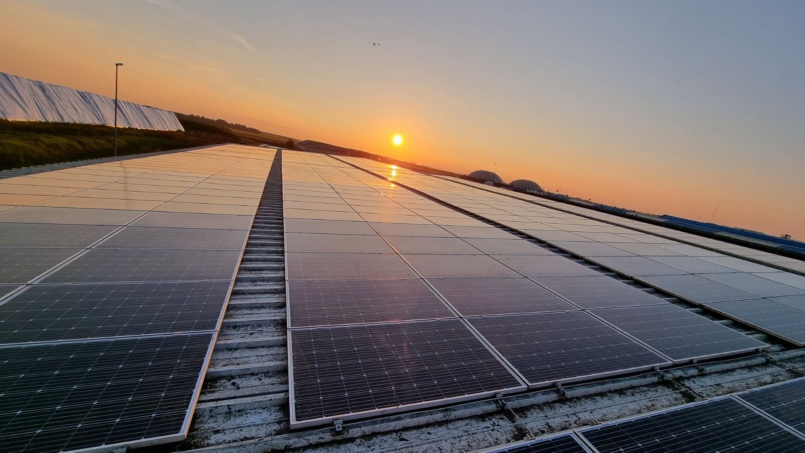 Solarni paneli na farmi muznih krava nakon profesionalnog čišćenja