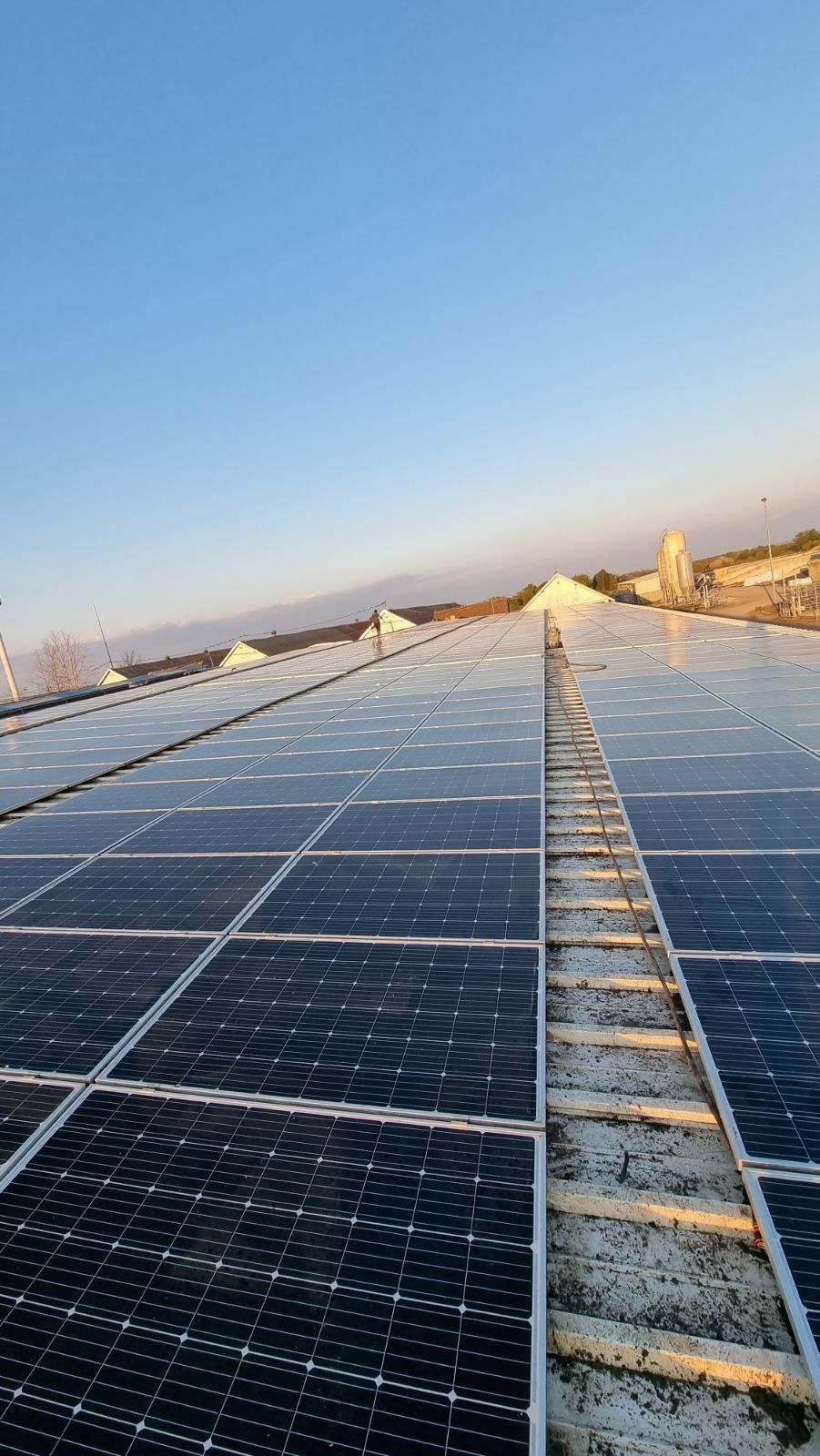 Čista površina solarne elektrane od 2.100 m² nakon polurobotskog čišćenja