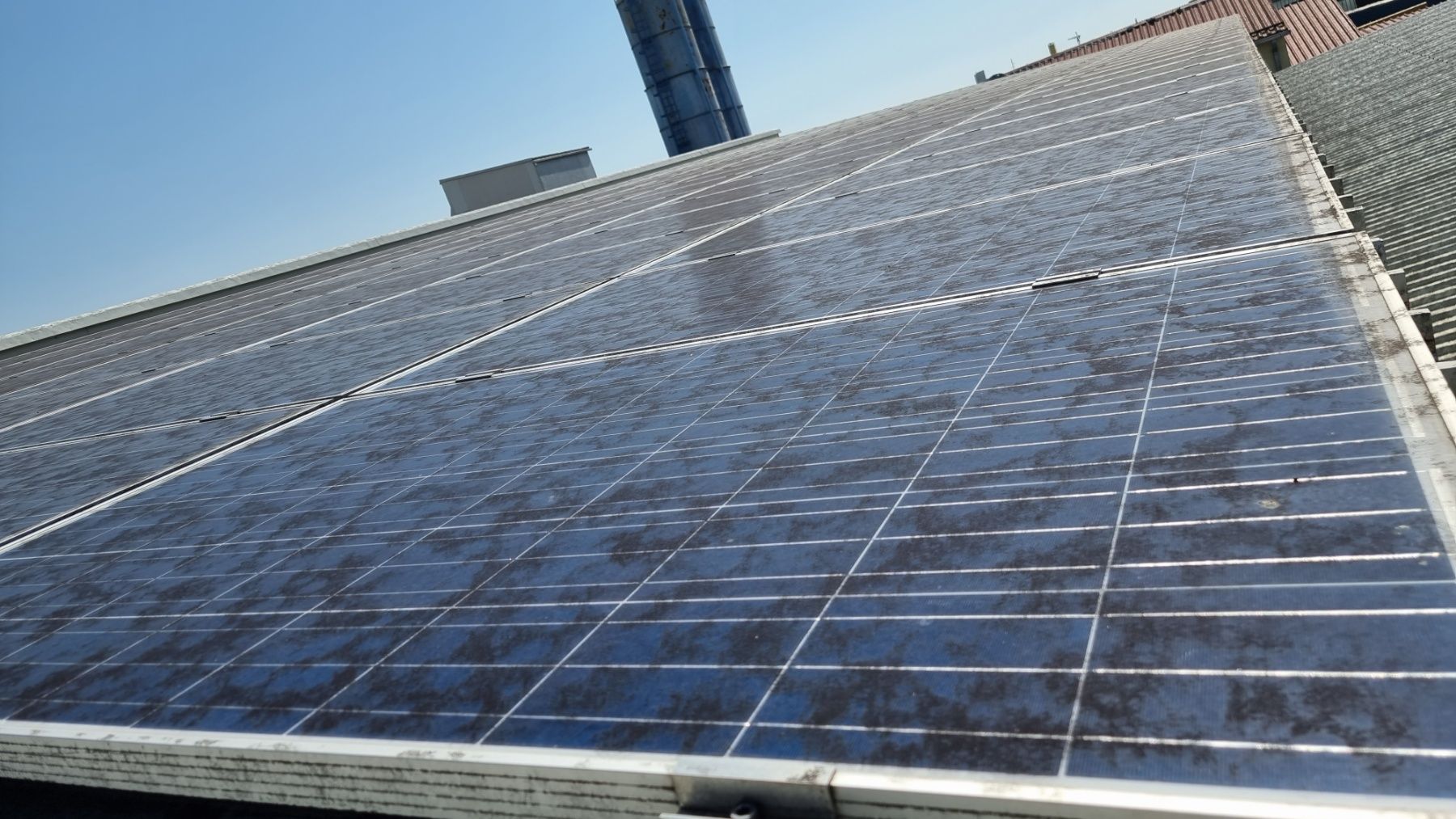 robotsko čišćenje solarnih panela na industrijskoj elektrani – CLEANERGY Solutions