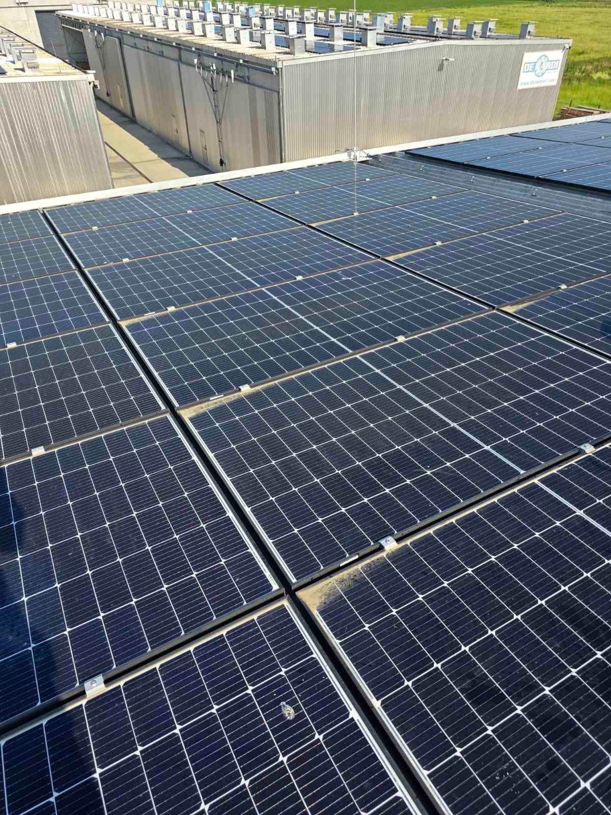 Zaprljani solarni paneli na objektu drvne industrije u Slavoniji