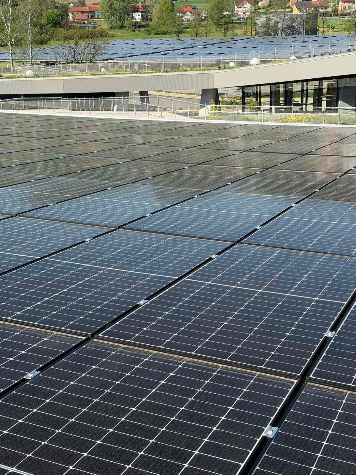 Čišćenje solarne elektrane turističko-termalnog kompleksa – 6.000 m² – Hrvatsko zagorje