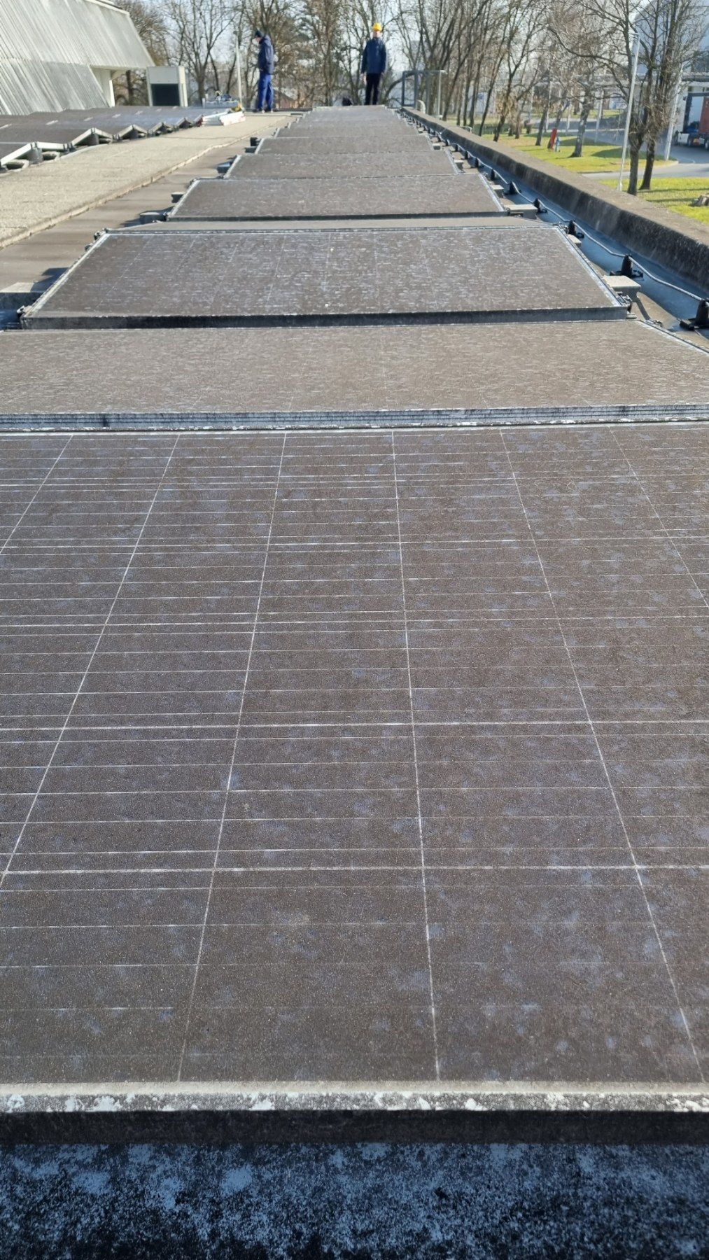 Tvrdokorne naslage iz proizvodnog okruženja na krovnoj solarnoj elektrani