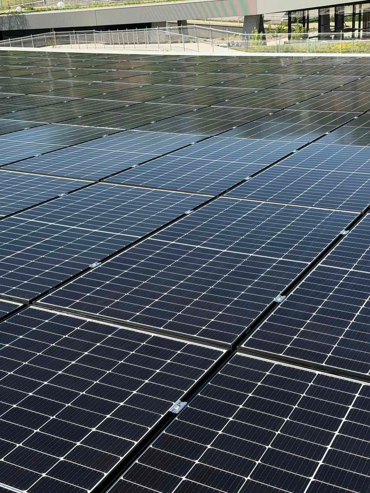 Solarni paneli turističko-hotelijerskog kompleksa nakon profesionalnog čišćenja
