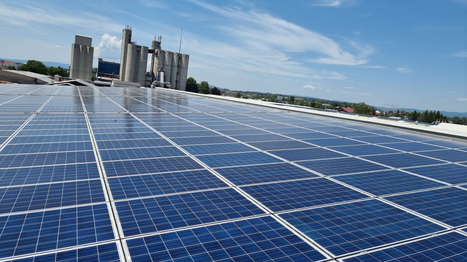 robotsko čišćenje solarnih panela na industrijskom krovu