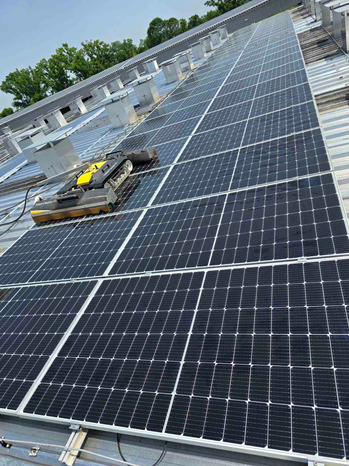 Čista površina solarne elektrane od 5.050 m² nakon robotskog pranja