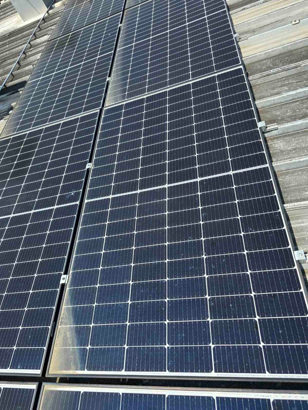 Sitne drvne čestice i prašina na krovnoj solarnoj elektrani