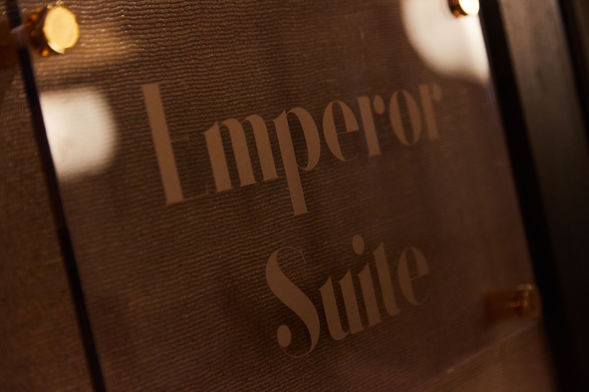 emperor suite sign in la dragon