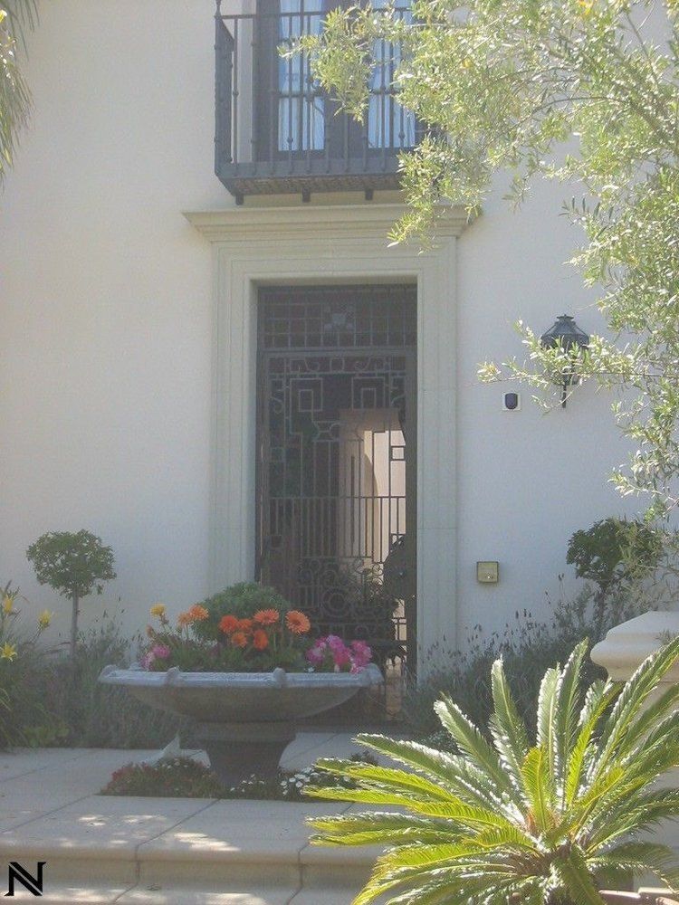 A picture of a house with the letter n on it