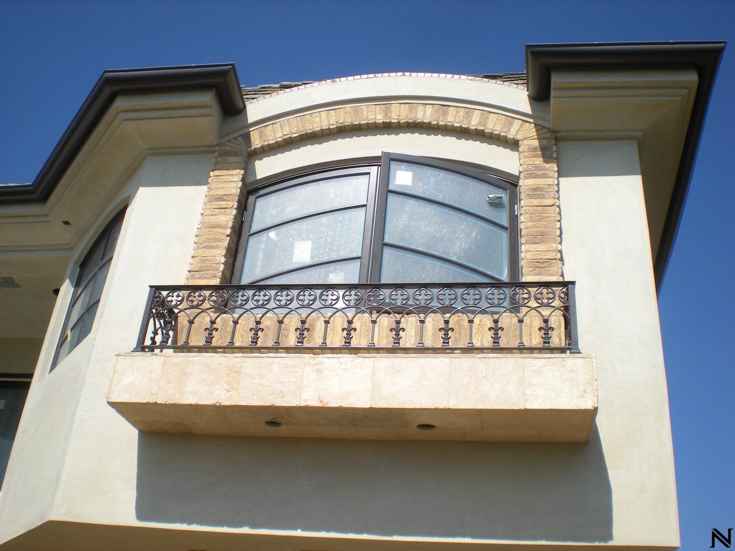 A building with a balcony and the letter n on it