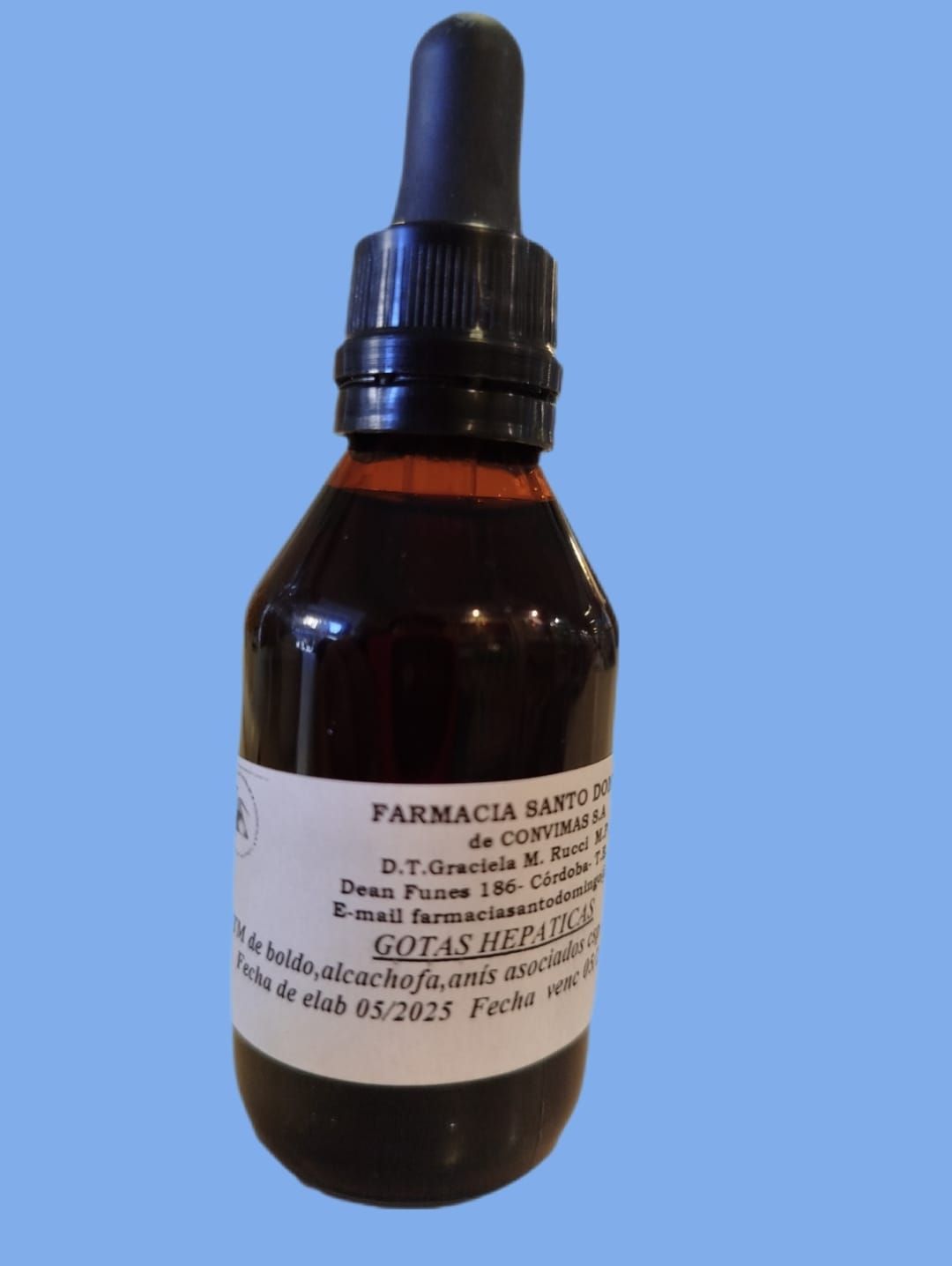 Botella marrón de medicamento líquido con gotero, etiqueta con texto y fondo azul claro.