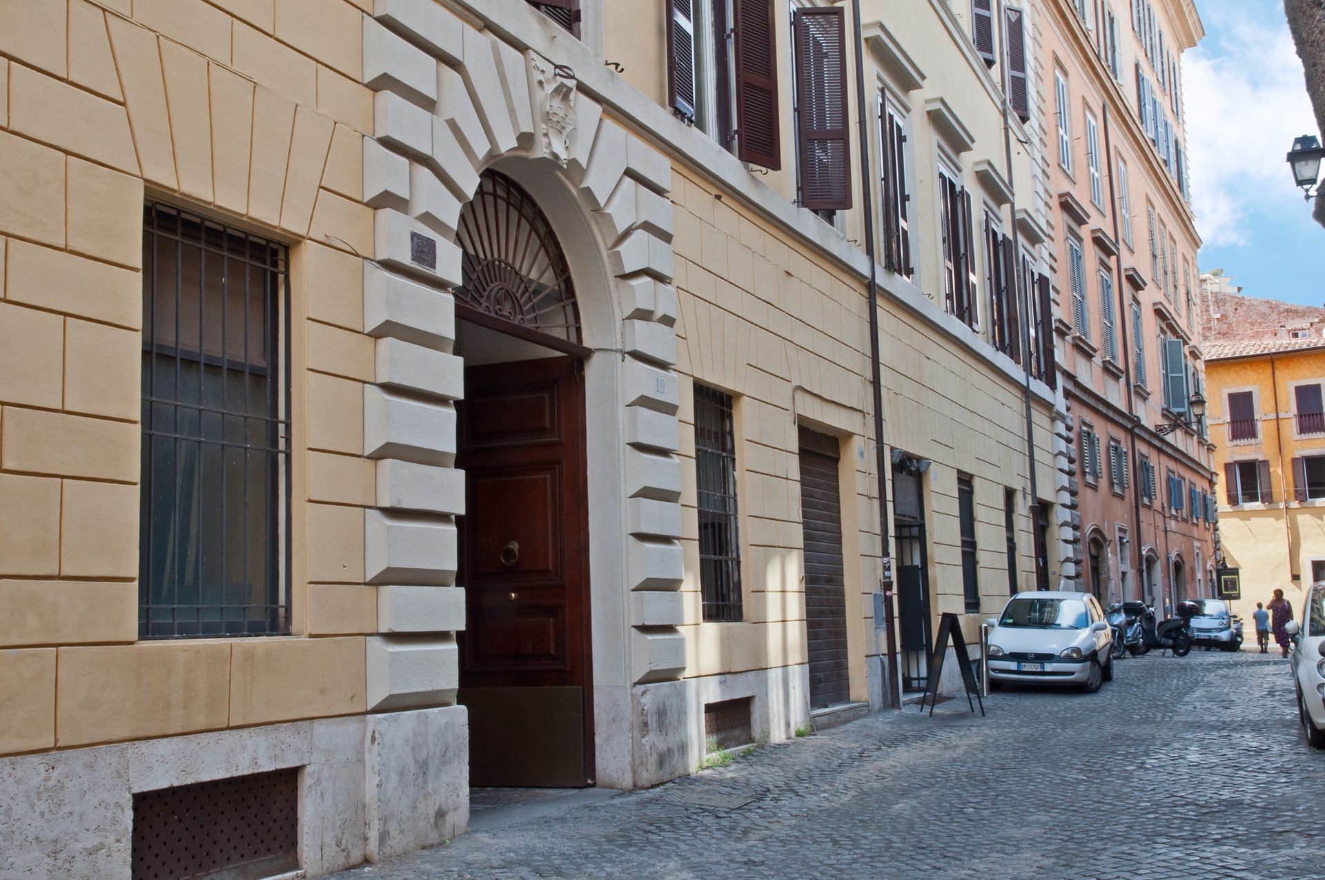 A cobblestone street with a building in the background
