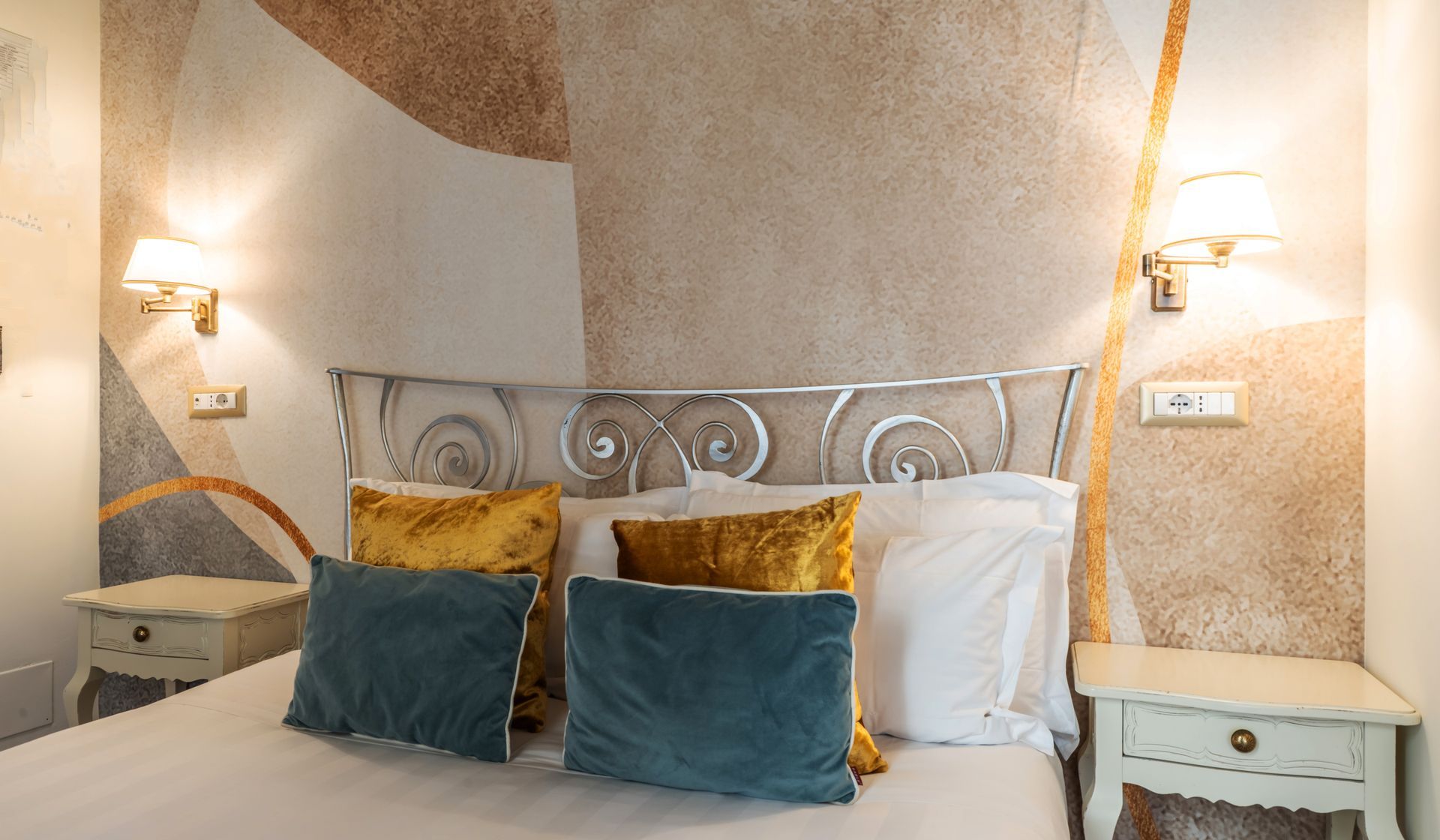 Una camera da letto con un letto, un comodino e una lampada.