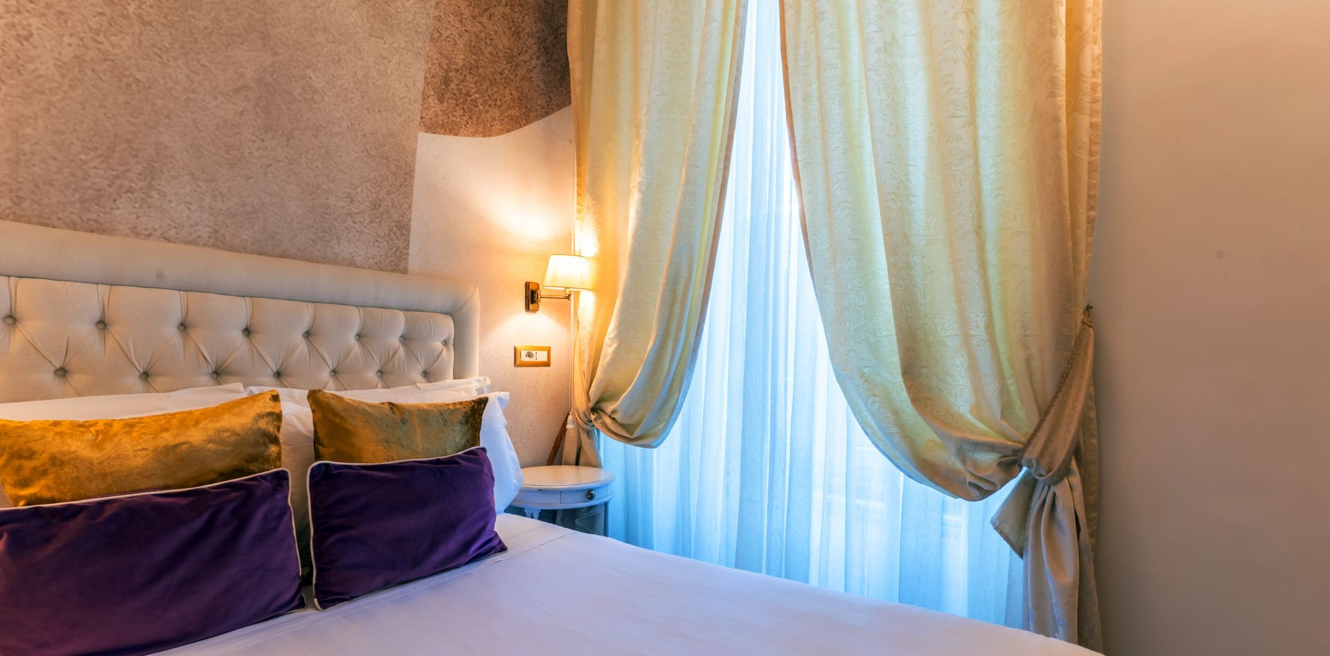 Una camera da letto con un letto, tende e una finestra.