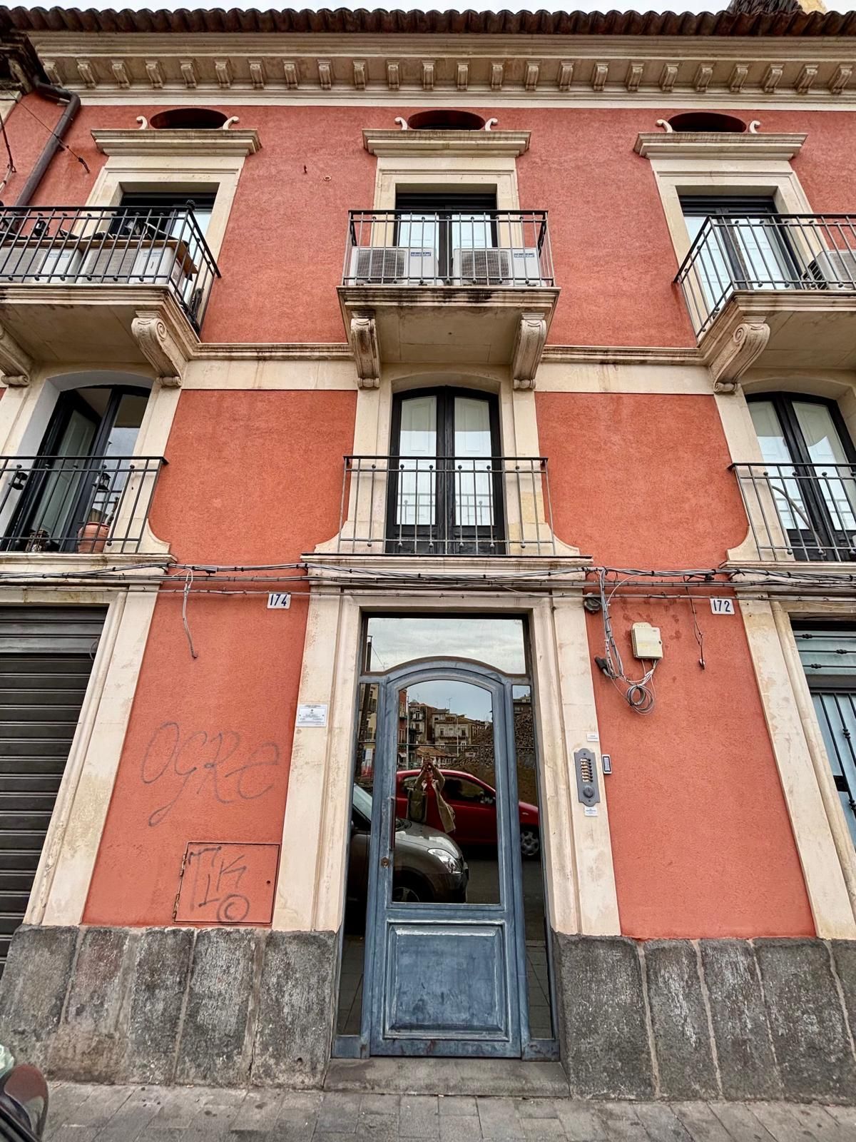 Facciata della casa vacanza su due livelli nel centro di Ventimiglia