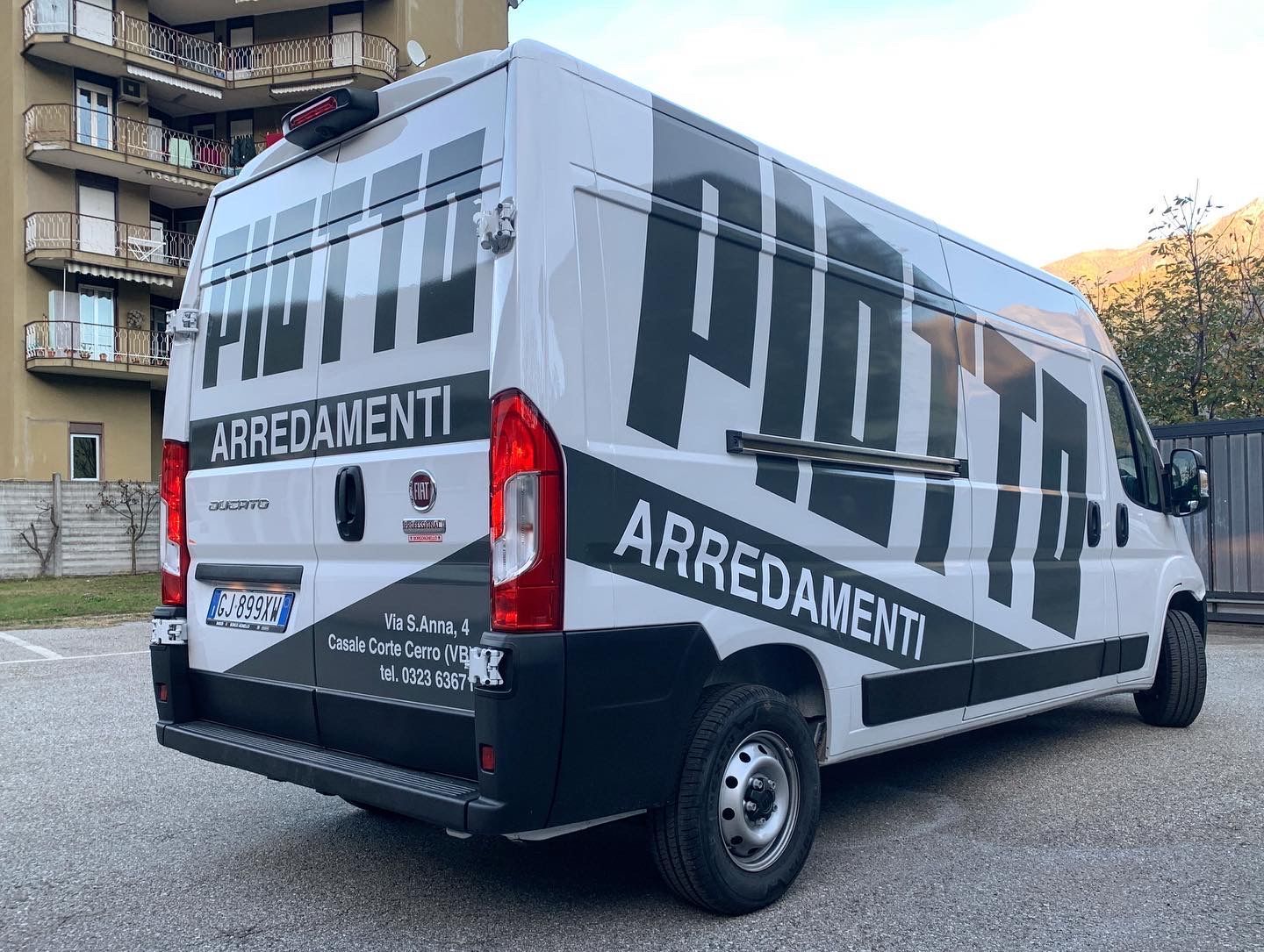Furgone Fiat bianco con il logo 