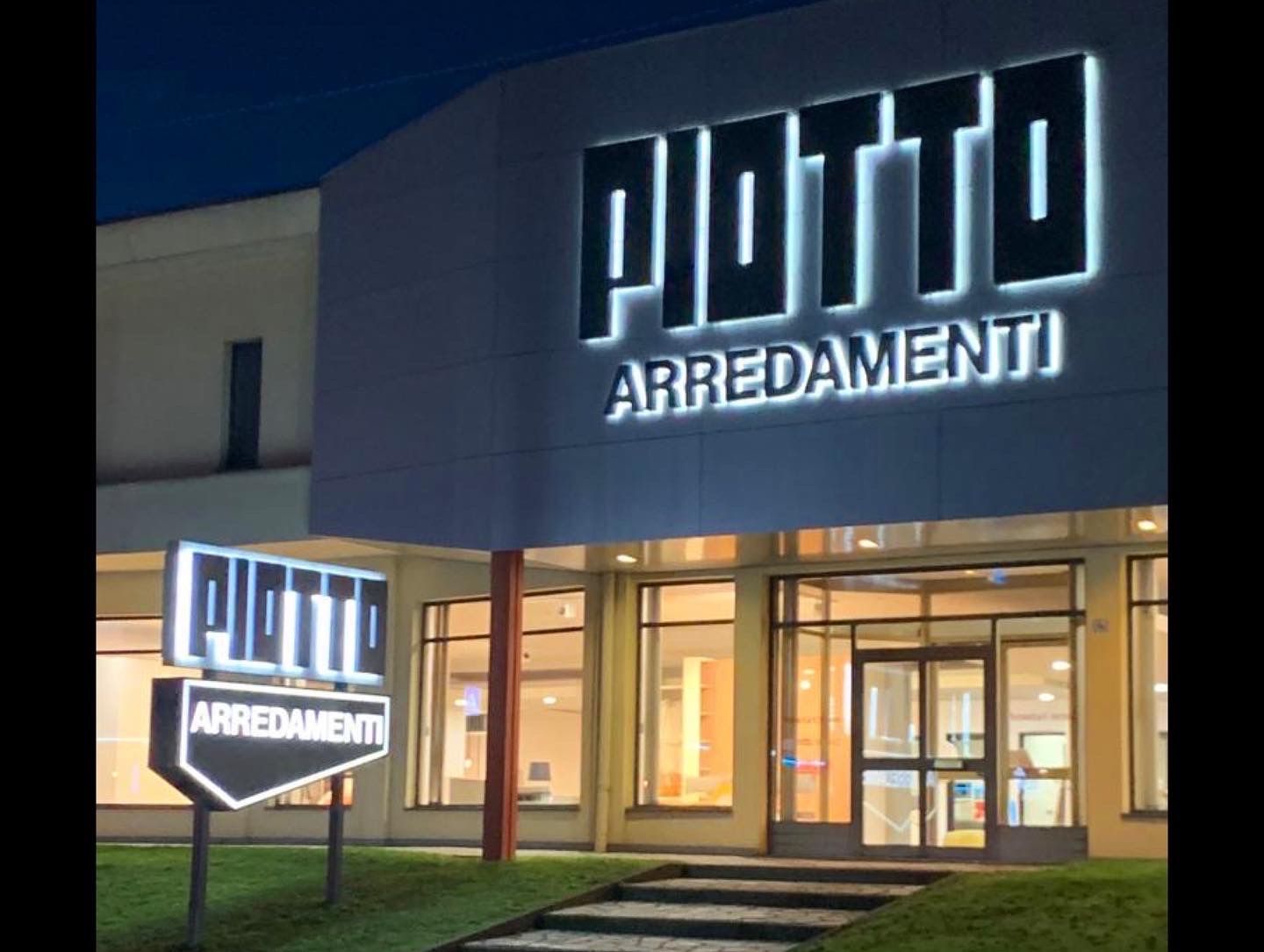 Un'insegna luminosa di un negozio di arredamento chiamato 
