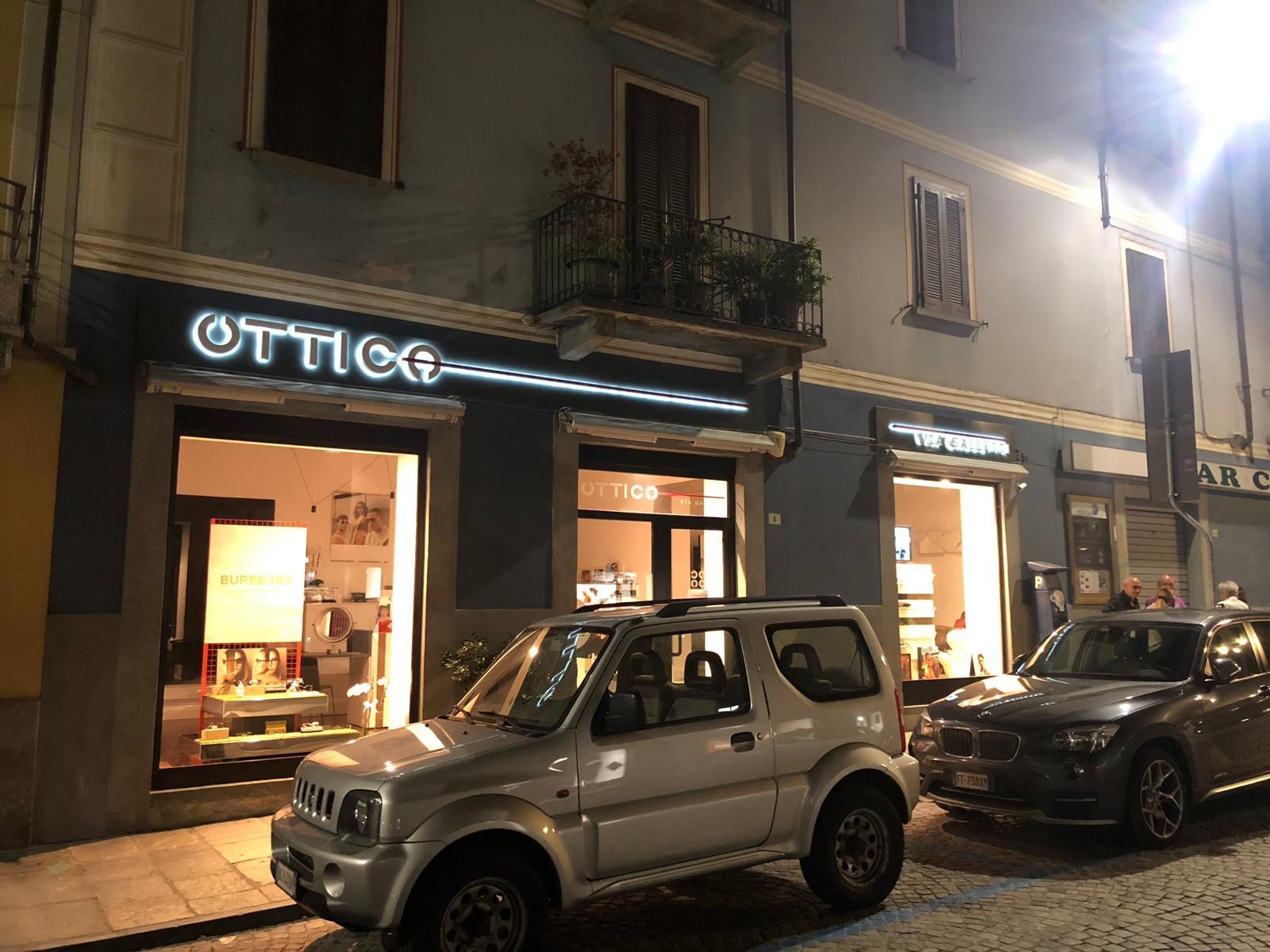 Una vetrina notturna con una luminosa insegna al neon 