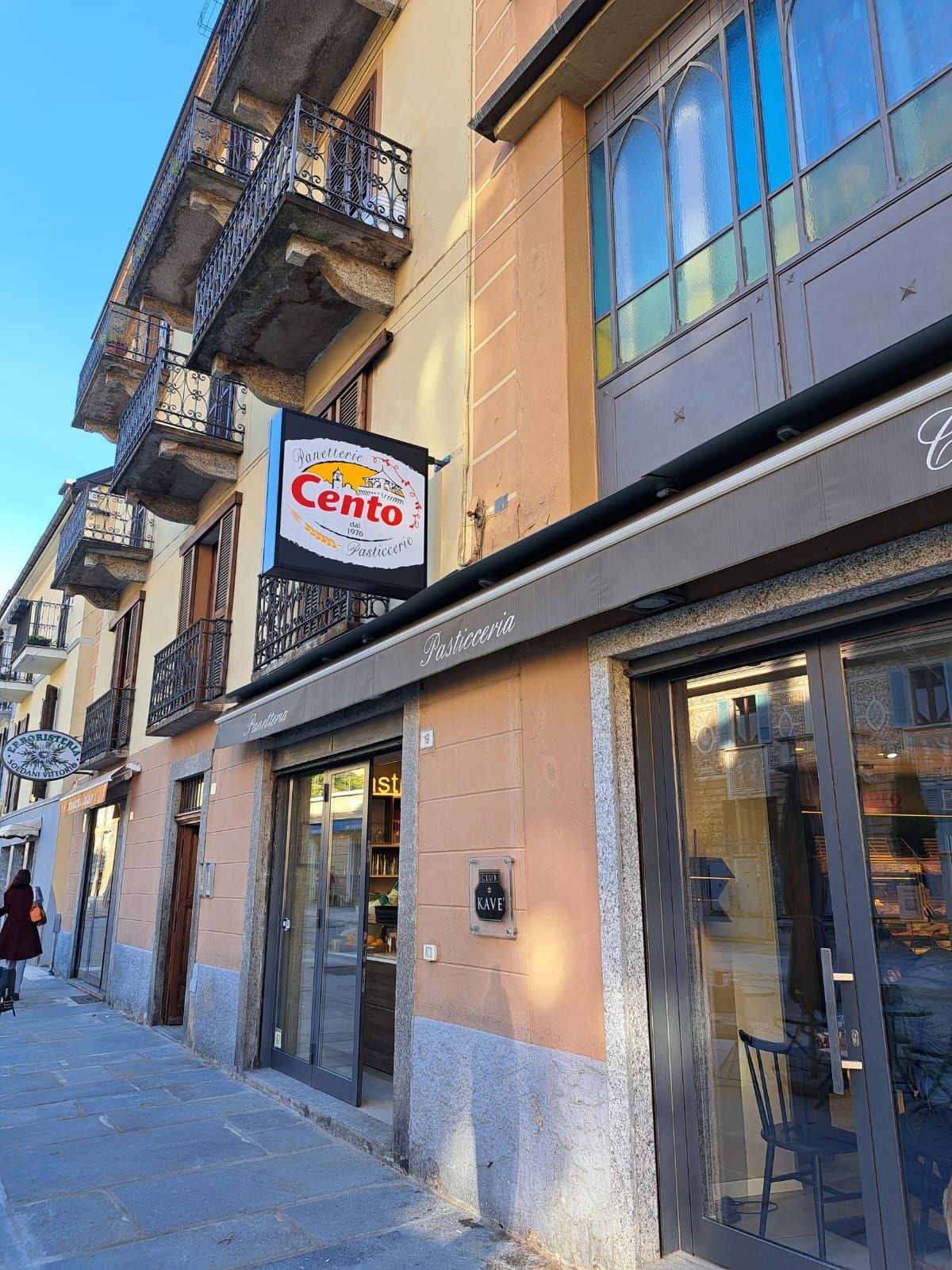 Una vista dal basso di un bar a livello strada con l'insegna 