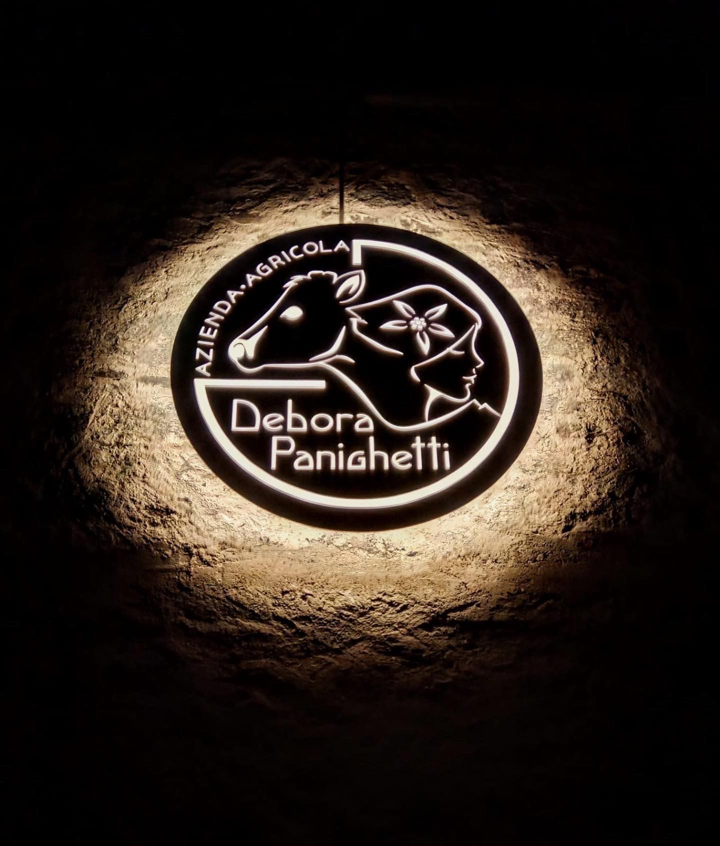 Un logo circolare retroilluminato per 
