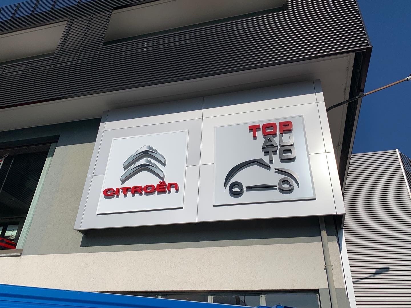 La facciata di un edificio presenta il logo Citroën e l'insegna 