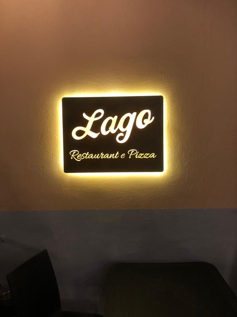 Un'insegna luminosa su un muro con la scritta 