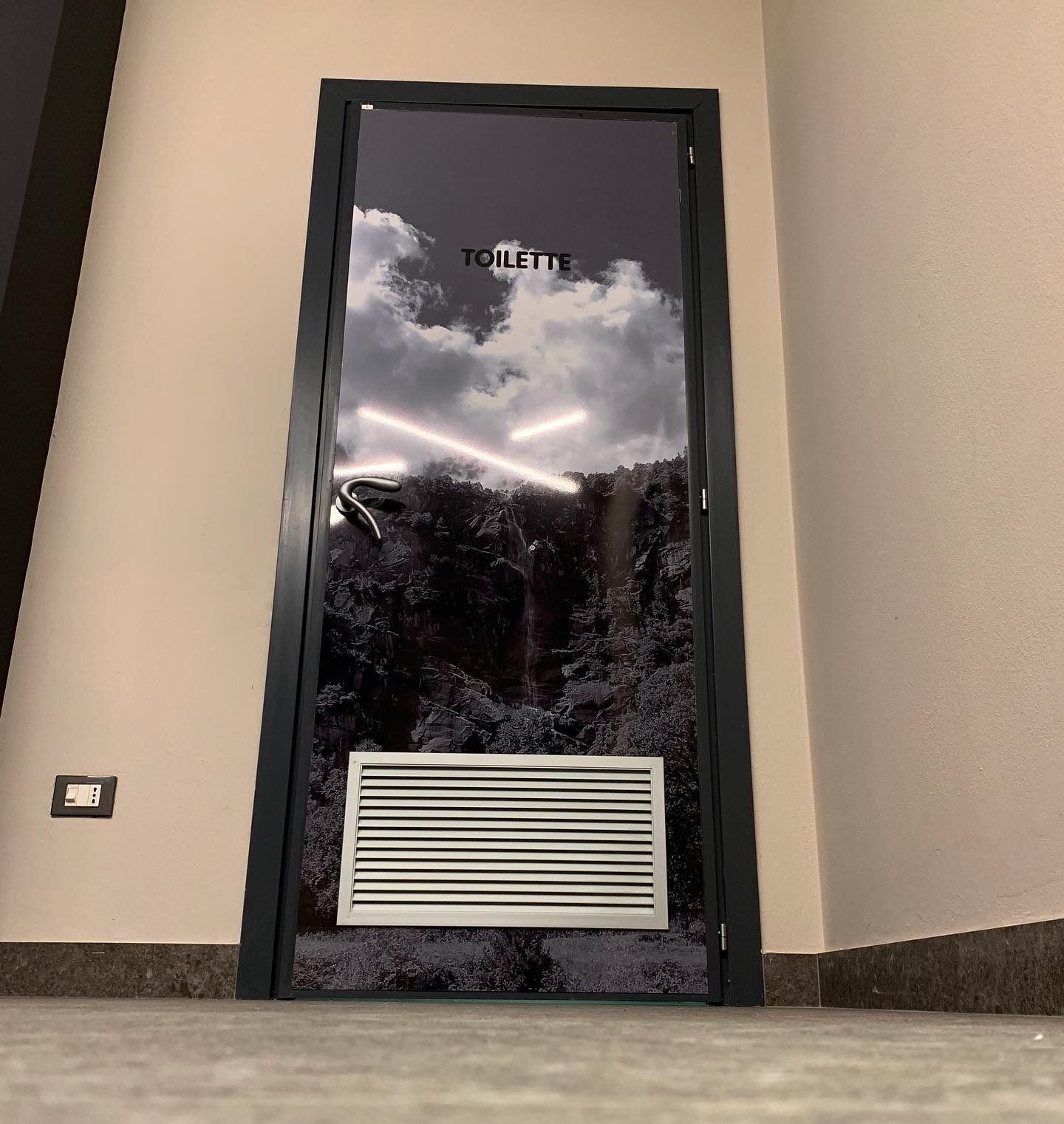 Una porta con cornice nera recante la scritta 