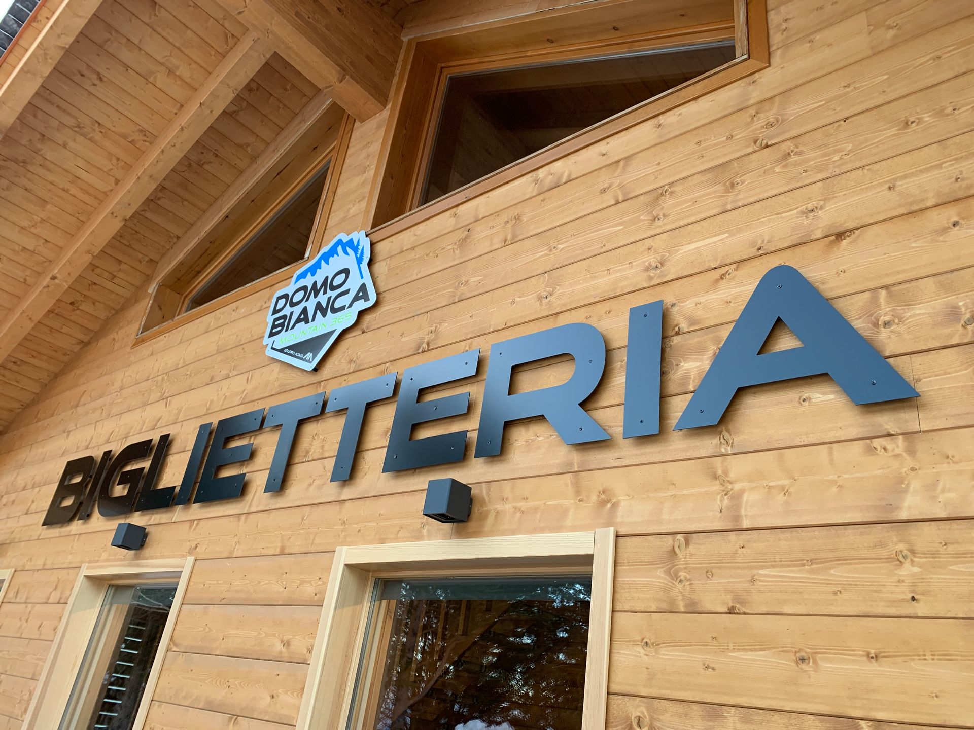 Facciata di un edificio in legno con insegna 