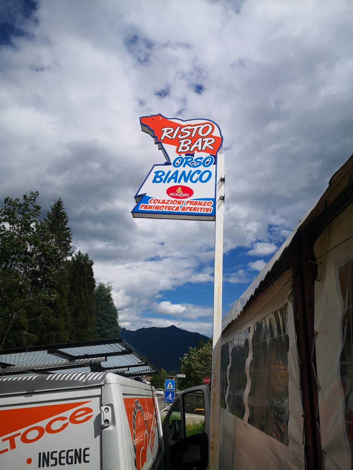 Un'alta insegna con la scritta 