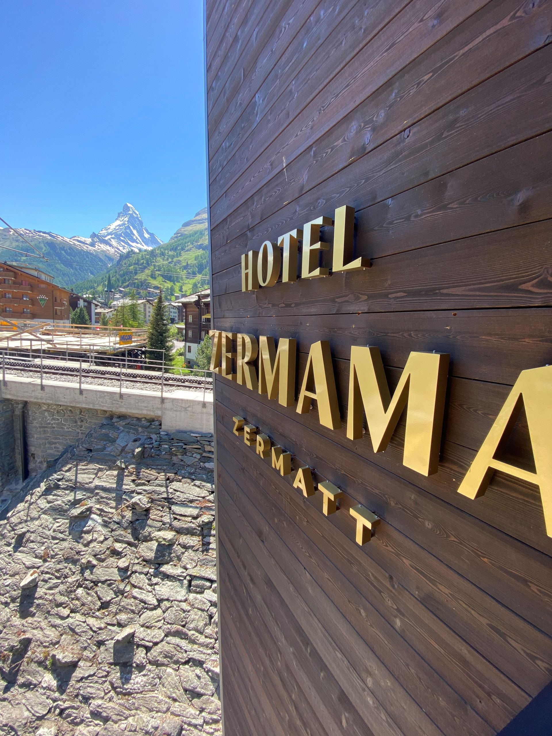 Un'insegna in legno di un hotel con la scritta 