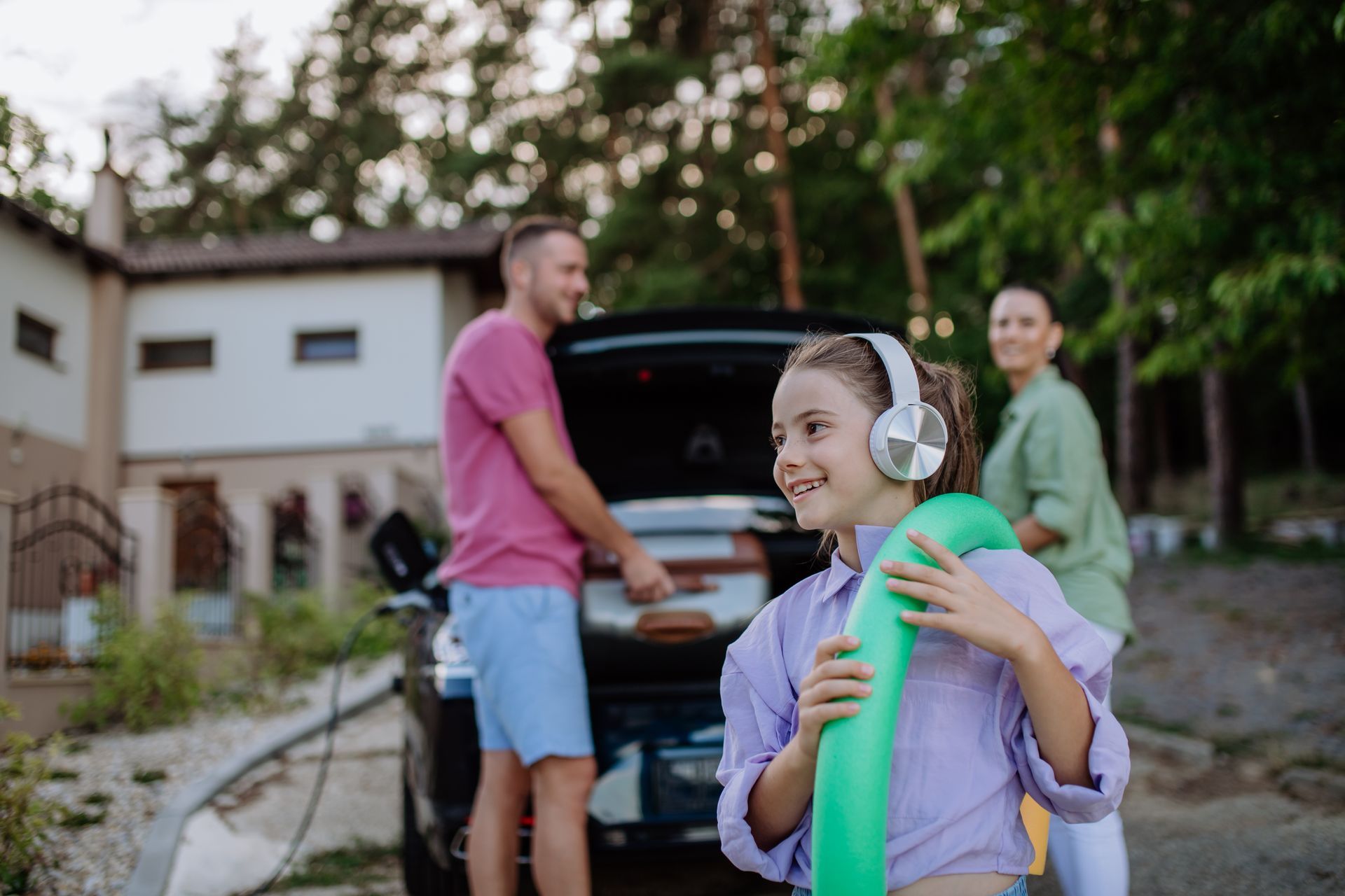 Missouri family preparing for travel outside home with vehicle and umbrella insurance protection con