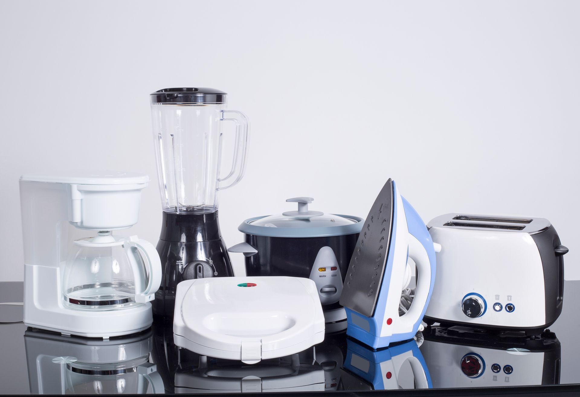 Un gruppo di elettrodomestici da cucina è appoggiato su un tavolo.