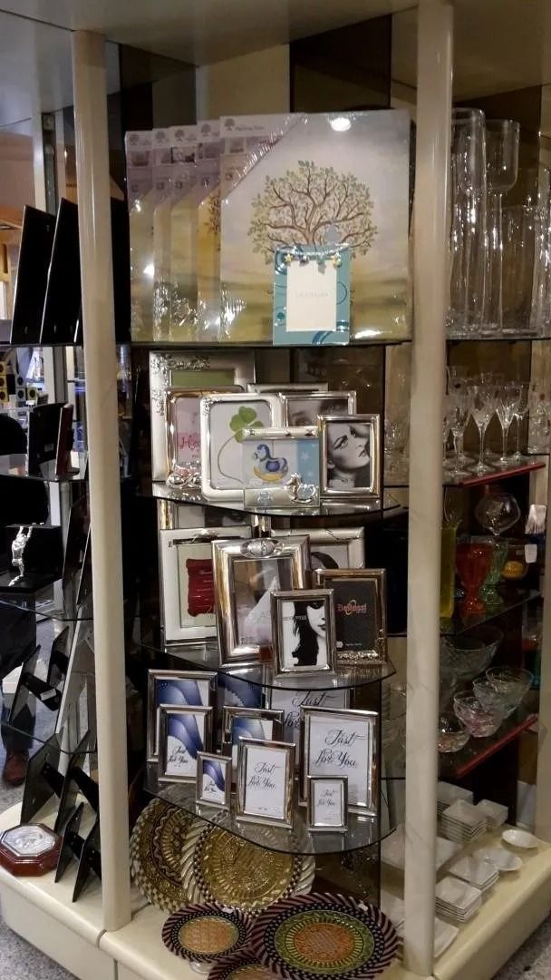 Una vetrina piena di cornici e bicchieri.