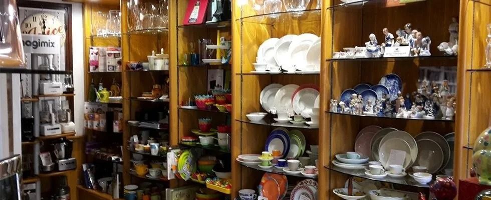 Un negozio pieno di piatti e bicchieri sugli scaffali.