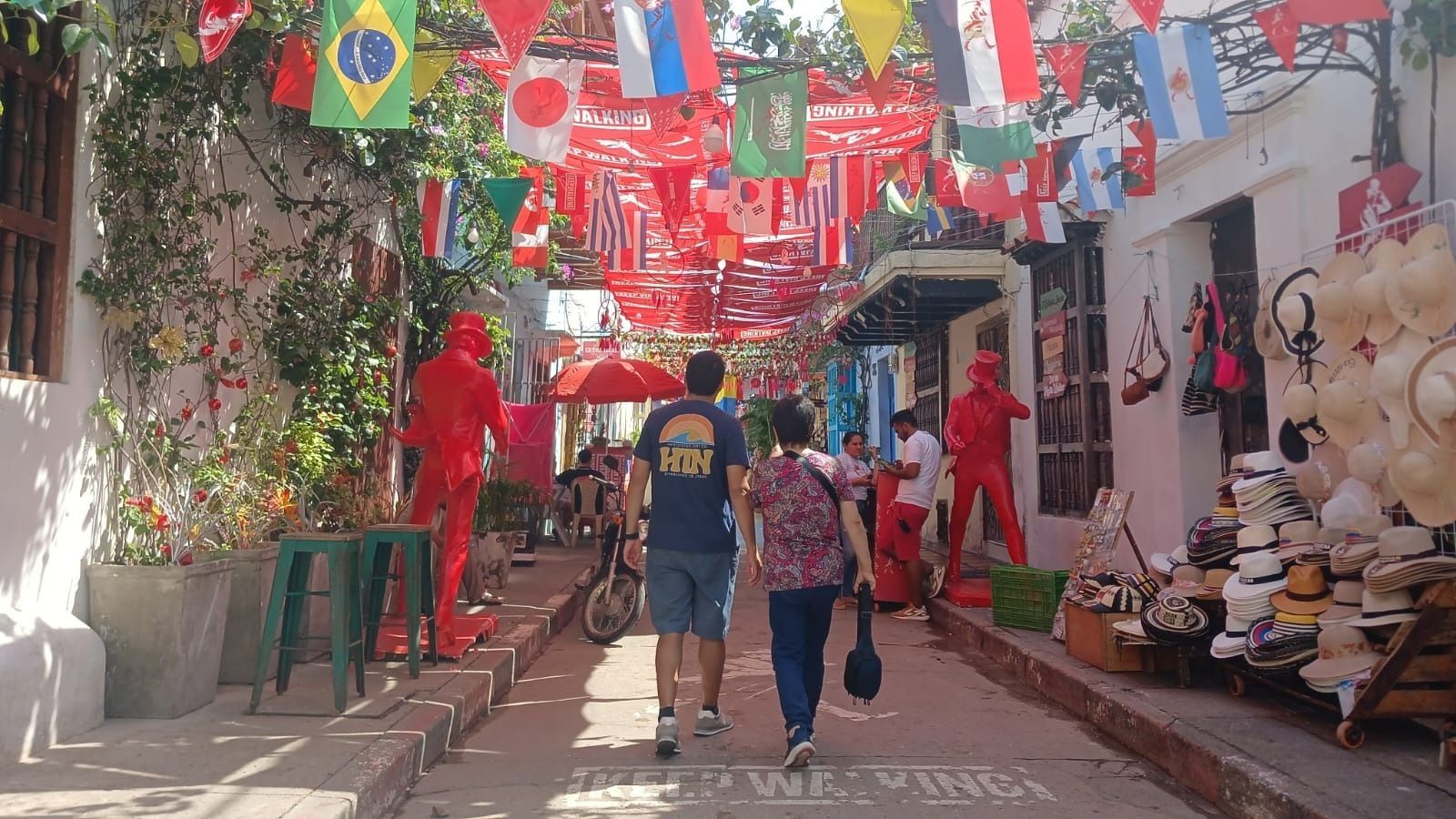 Anuncio de city tour: Calle en Cartagena, Colombia con fotos de personas y camioneta.