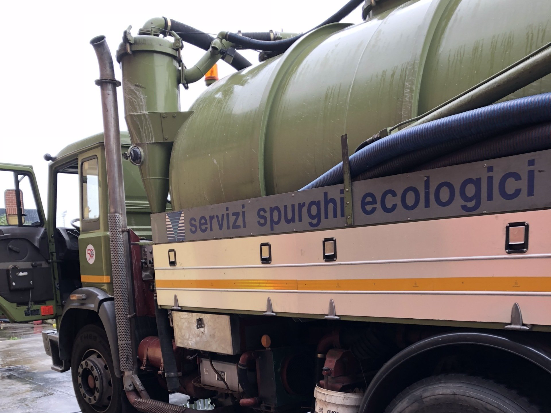 Autobotte verde per lo smaltimento delle acque reflue con la scritta