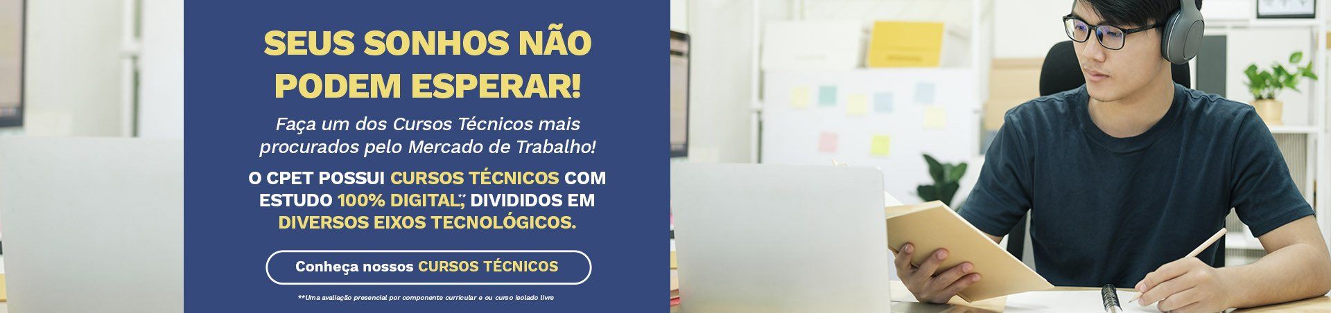 Uma pessoa de óculos e fones de ouvido está sentada à mesa com um laptop e papéis. Texto promocional em fundo azul.