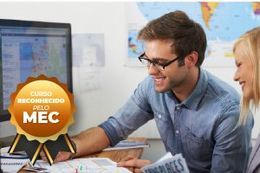 Homem e mulher sorrindo em frente ao computador; ambiente de escritório. Selo