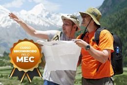 Dois excursionistas com chapéus e mochilas estudam um mapa em um cenário montanhoso, um deles apontando.