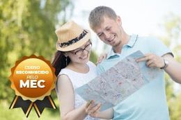 Casal olhando um mapa ao ar livre, sorrindo. Selo de aprovação da MEC no canto esquerdo.