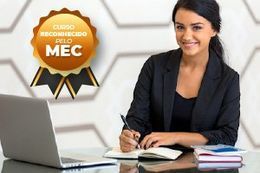 Mulher sentada à mesa com laptop e caderno, crachá de certificação MEC.