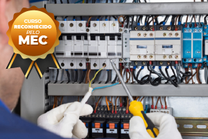Eletricista trabalhando em um painel de controle. Fios, ferramentas e crachá de
