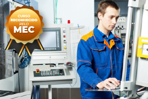 Homem de uniforme azul opera máquinas em uma oficina; selo