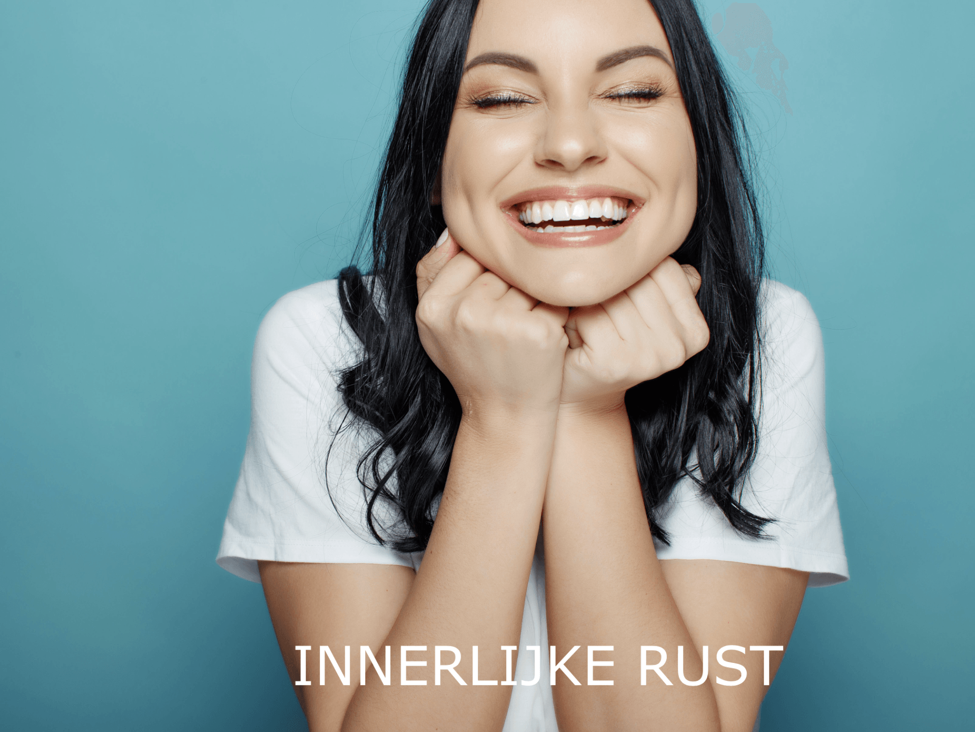 Vrouw glimlacht met gesloten ogen, handen onder haar kin, tegen een blauwe achtergrond, tekst: 