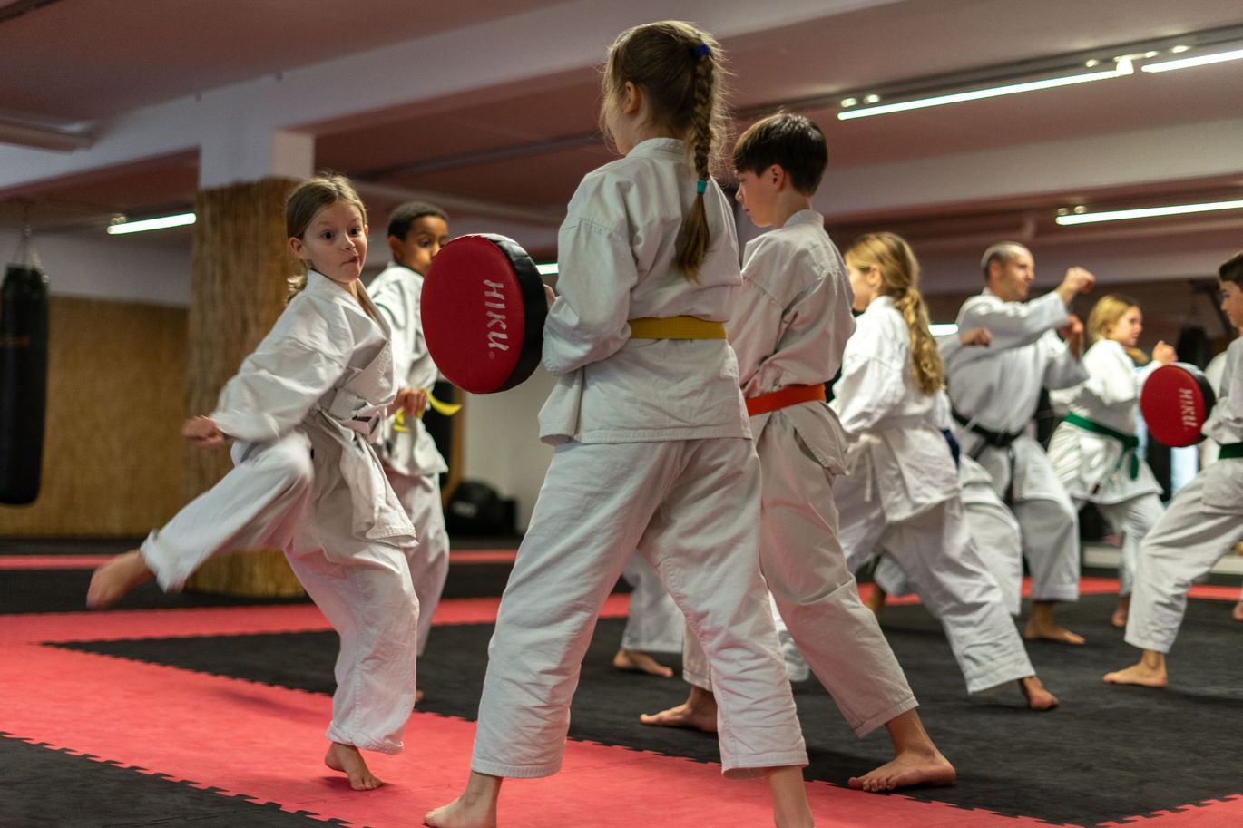 Mädchen macht Roundhousekick
