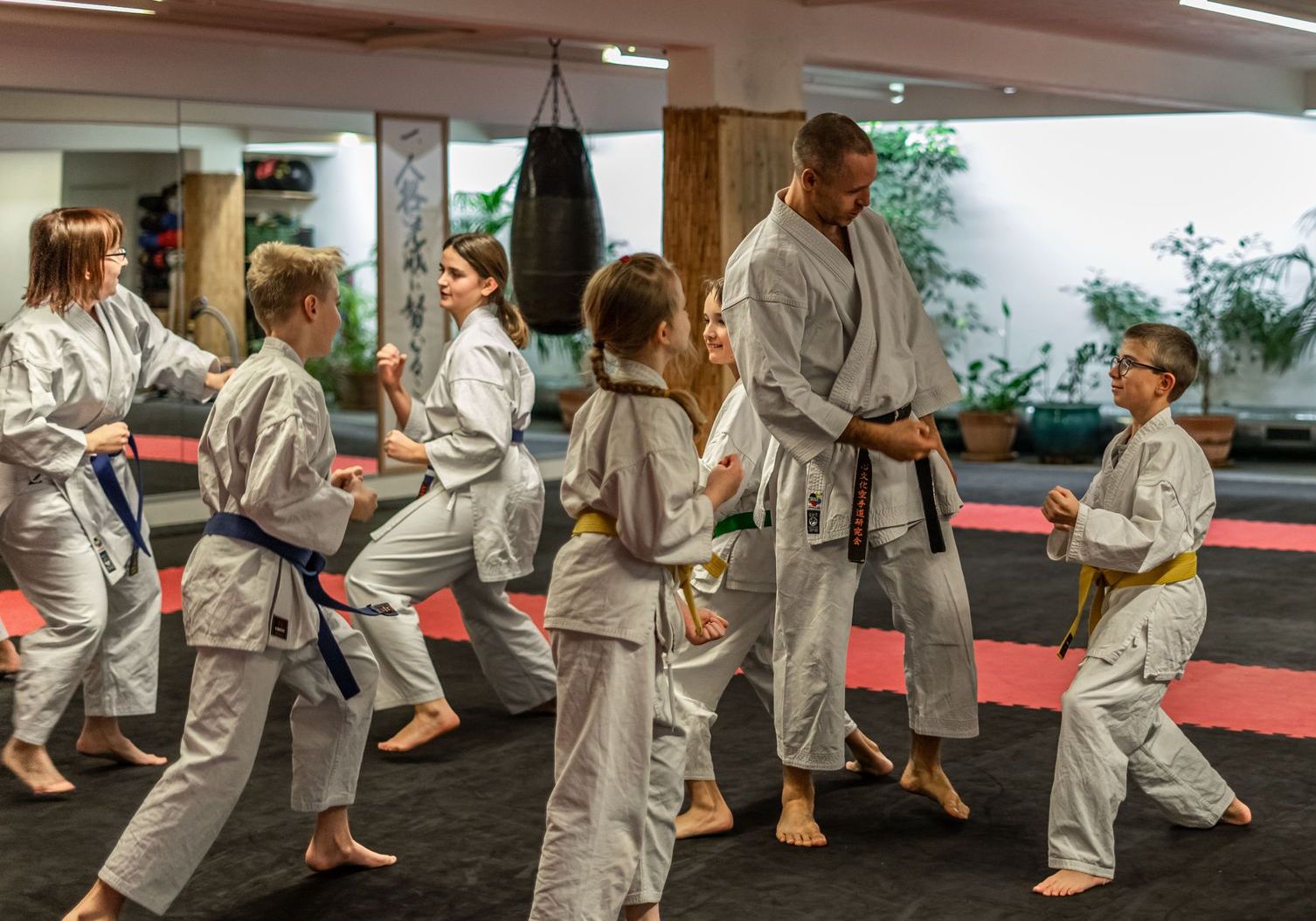 Karatelehrer der Karateschule Thun coacht junge Karateka im Training.