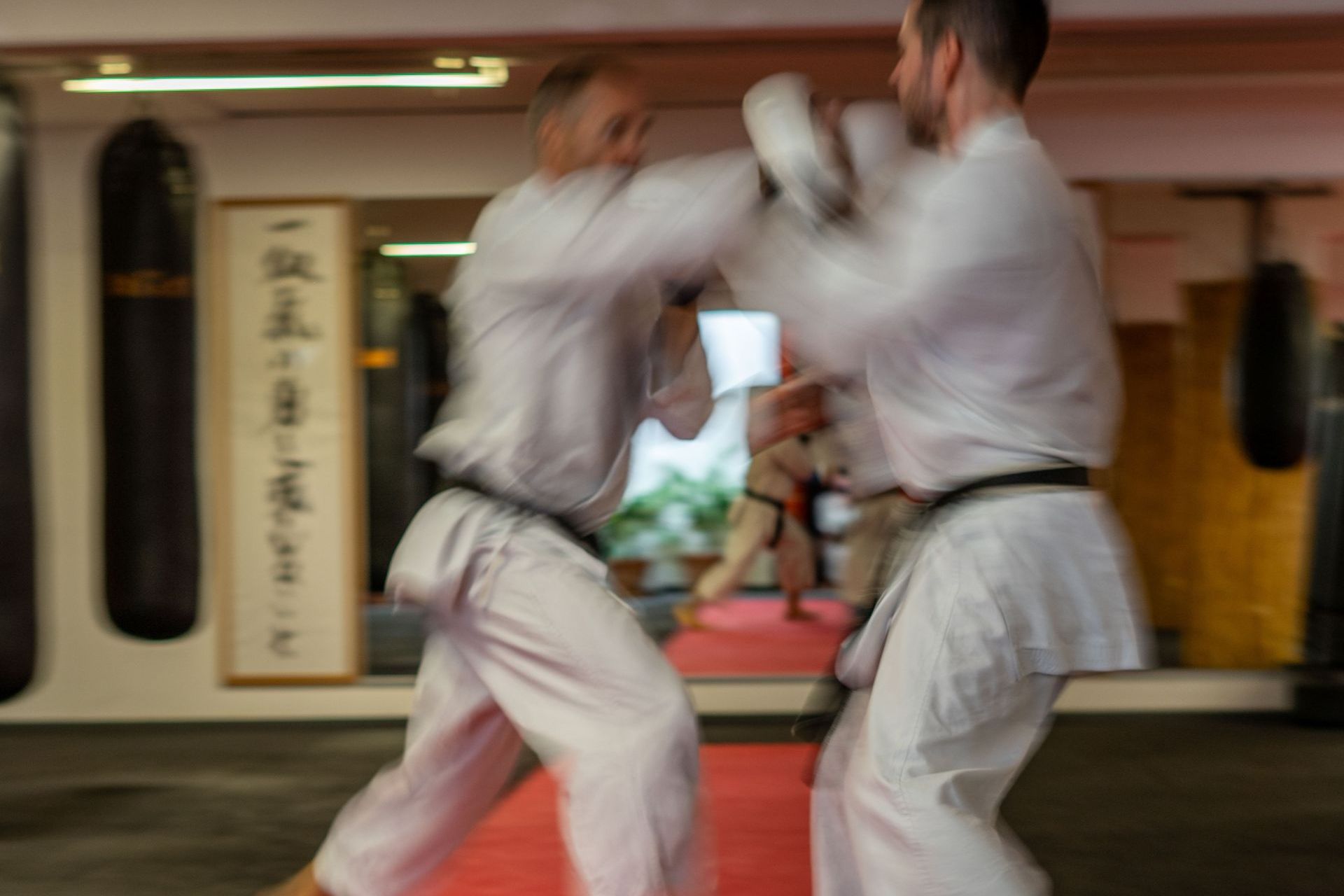 Zwei Karateka üben Sparring.