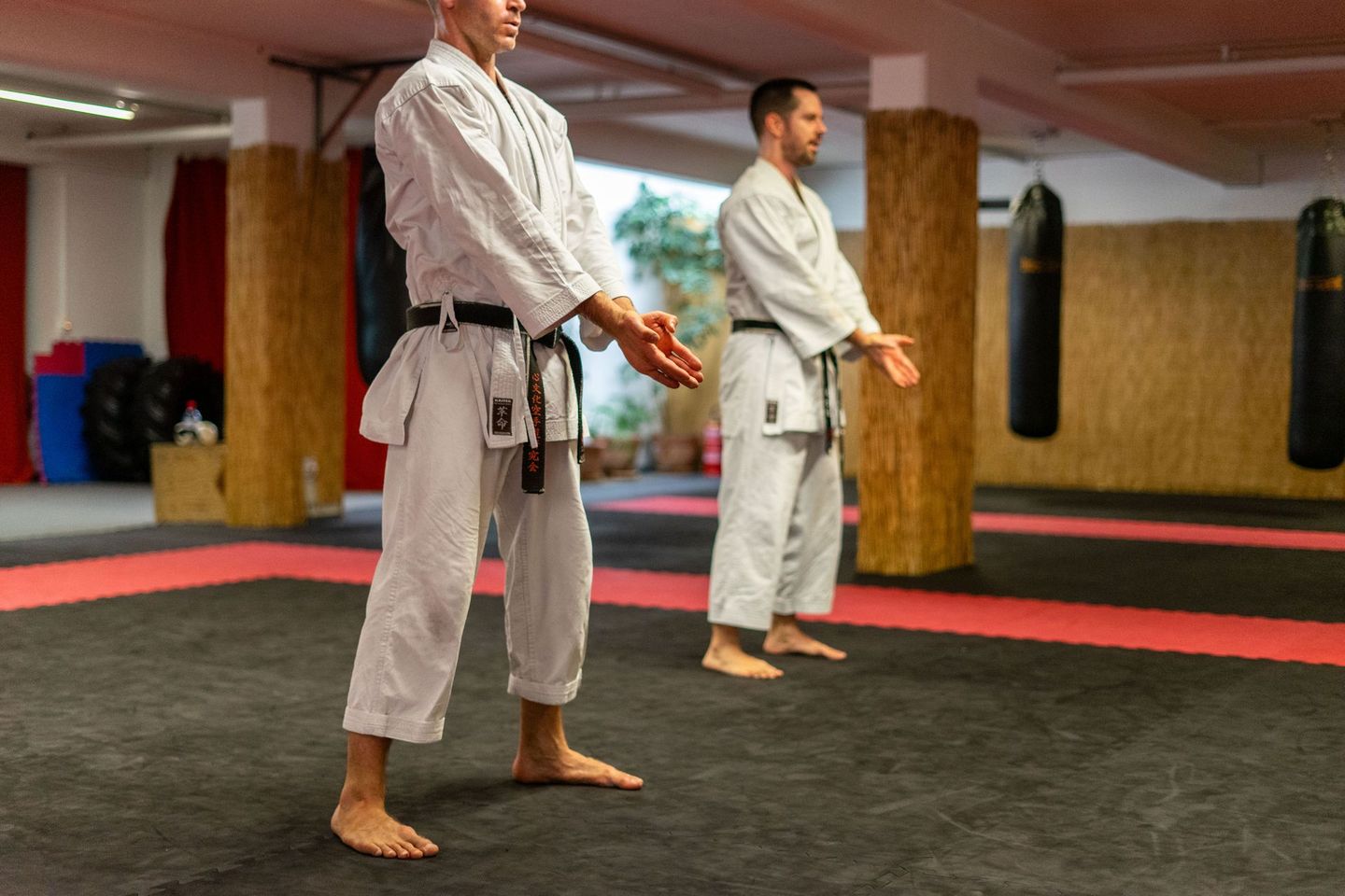 Konzentrierte Schwarzgürtel bei Katatraining.