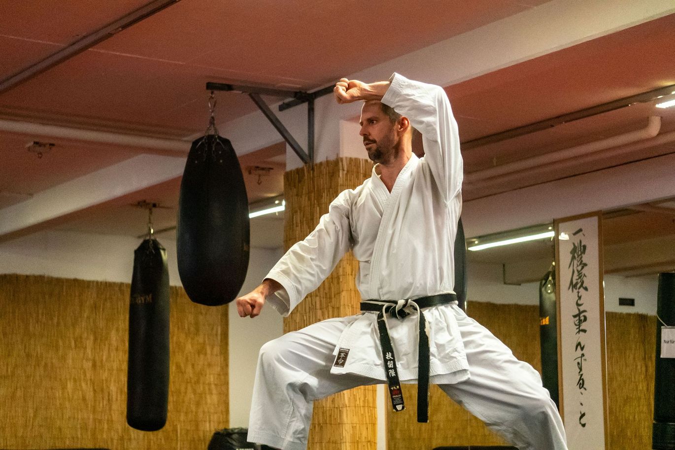 Karateka demonstriert Kata